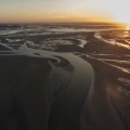 Survol de la Baie de Somme face au Crotoy au crépuscule