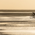 Couple pratiquant le VTT en Baie de Somme à marée basse.
