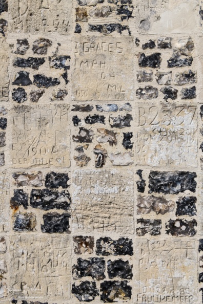 La chapelle des marins à Saint-Valery-sur-Somme et ses murs gravés d'inscriptions dont certaines sont plus que  centenaires.