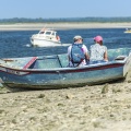 Un couple de touristes installés dans une barque