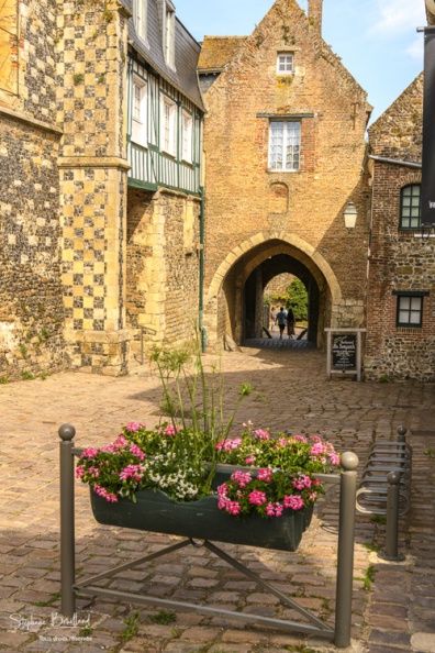 Les rues de la citée médiévale de Saint-Valery au printemps