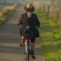 Une mamie à vélo sur la piste cyclable le long du marais du Crotoy