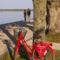 Vélo rouge sur les quais de Saint-Valery le long du chenal de la Somme. 