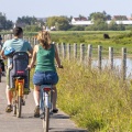 cyclistes sur la piste cyclable le long du marais du Crotoy