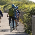 Cyclistes sur la route blanche au Hourdel