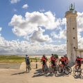 cyclistes au pied du phare du Hourdel