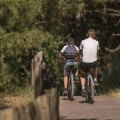 Cyclistes et pietons sur la piste cyclable à Quend-Plage