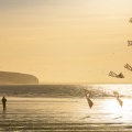 Equipe de cervolistes qui s'entraine au vol de cerf-volant synchronisé sur la plage de Ault près des falaises.