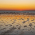 Reflets du soleil couchant sur le sable de la plage à Ault