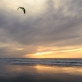 Kitesurf sur la plage de Fort-Mahon un soir d'hiver
