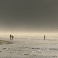Promeneurs sur la plage de Quend-plage en hiver