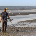 Un homme avec un détecteur de métaux sur la plage de Quend 