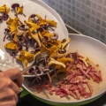 Préparation d'une omelette aux champignons