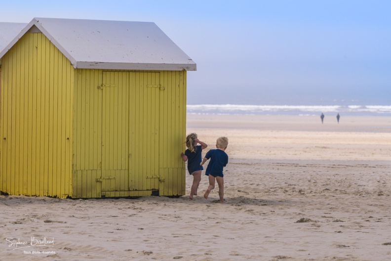 Enfants jouant près des cabines de plage à Berck