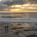 Le plateau rocheux et un coucher de soleil à Ambleteuse sur la côte d'Opale.