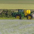 epandage de pesticides sur un champs de pommes de terre