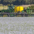 epandage de pesticides sur un champs de pommes de terre