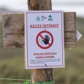 Panneau delimitant une zone protégée pour la nidification des gravelots dans les galets