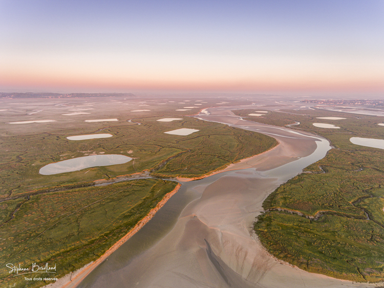Les mollières de la Baie de Somme au petit matin (vue aérienne)