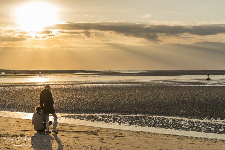 Couple observant le coucher de soleil en baie de Somme