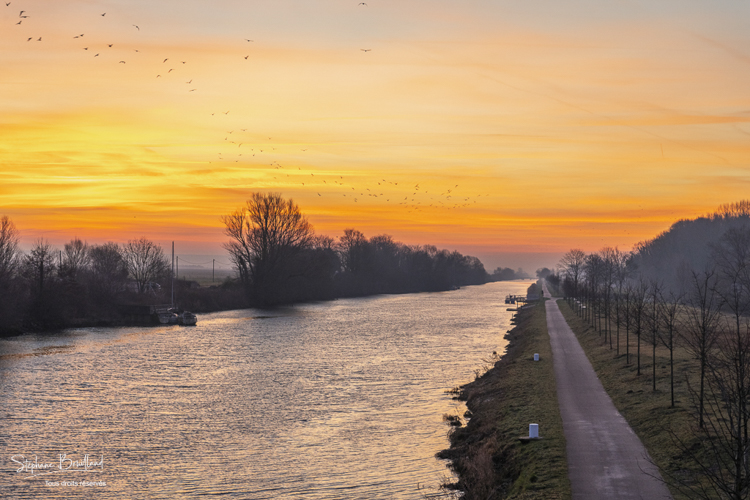 Le canal de la Somme près de Saint-Valery-sur-Somme à l'aube.
