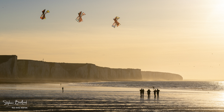 Equipe de cervolistes qui s'entraine au vol de cerf-volant synchronisé sur la plage de Ault près des falaises.