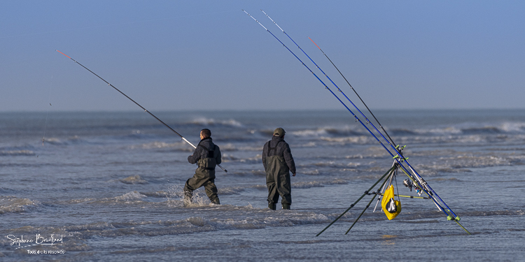 Pêcheurs à la ligne sur la plage à Ault