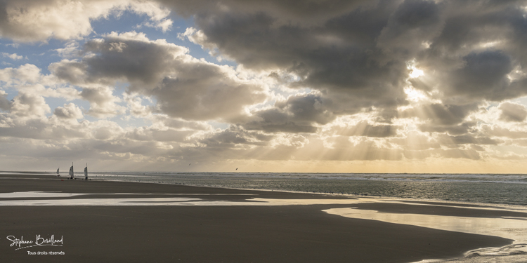 Chars-à-voile sur la plage de Quend-Plage au crépuscule