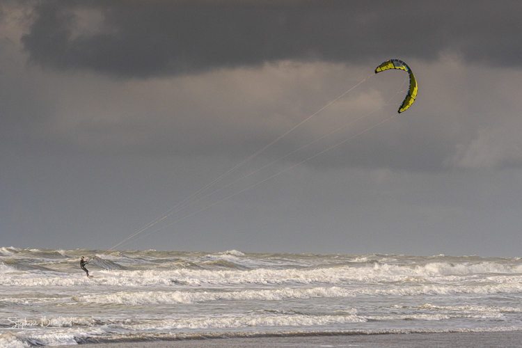 Kitesurf le long de la plage