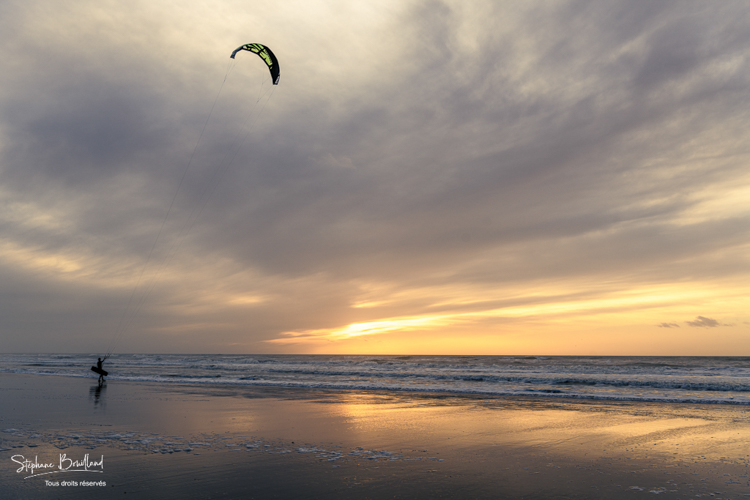 Kitesurf sur la plage de Fort-Mahon un soir d'hiver