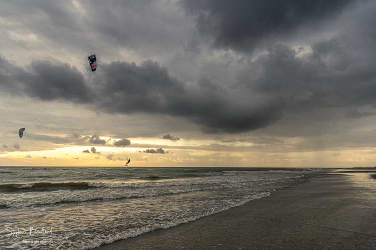 Kitesurf au soleil couchant le long de la plage de Quend