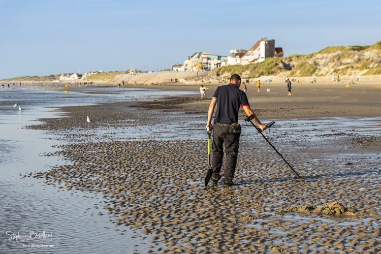 Un homme avec un détecteur de métaux sur la plage de Quend 