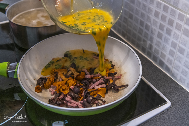 Préparation d'une omelette aux champignons