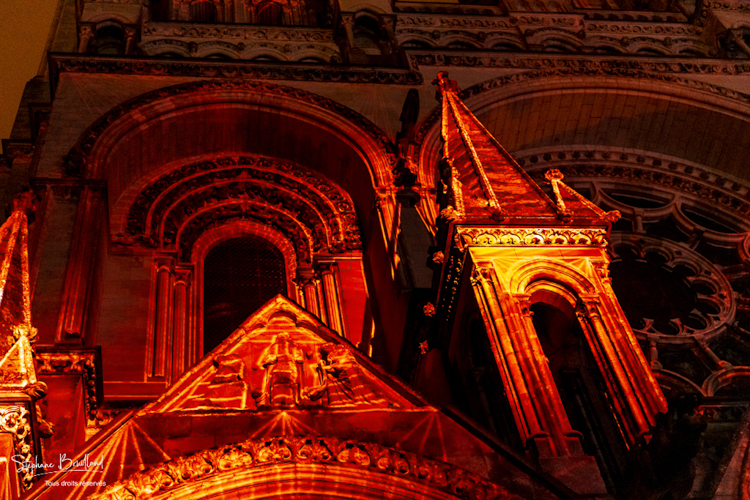 spectacle de son et lumière sur la façade de la Cathédrale de Laon