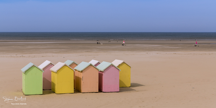 Installation des cabines de plages sur plage de Berck-sur-mer pour le festival des cerfs-volants