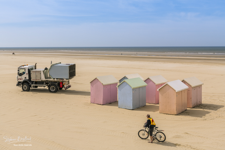 Installation des cabines de plages sur plage de Berck-sur-mer pour le festival des cerfs-volants