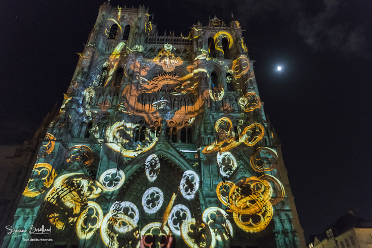 Le spectacle Son et lumières "Chroma" projetté sur la façade de la Cathédrale d'Amiens